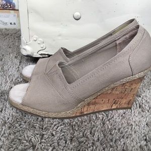 Cream wedge